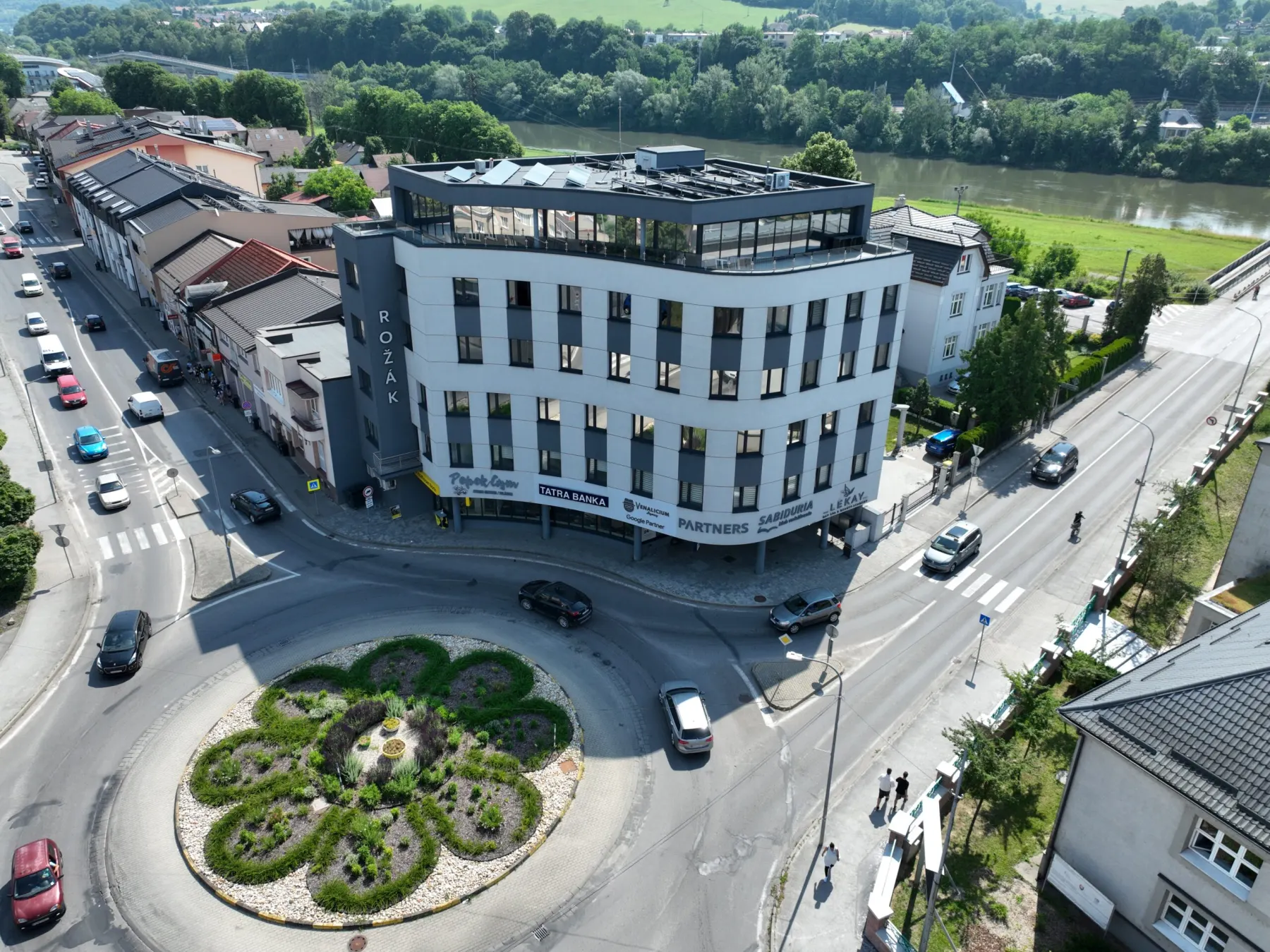 Moderná budova pri kruhovom objazde