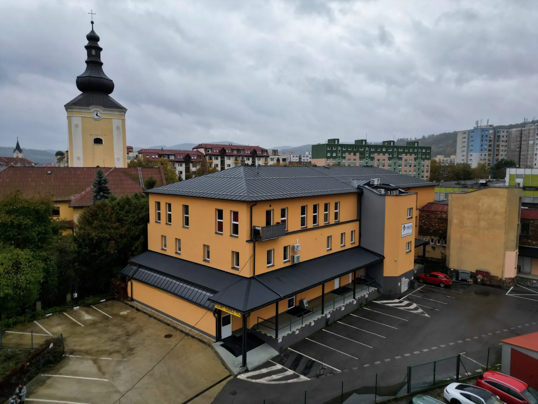 Kancelárska budova z dronu